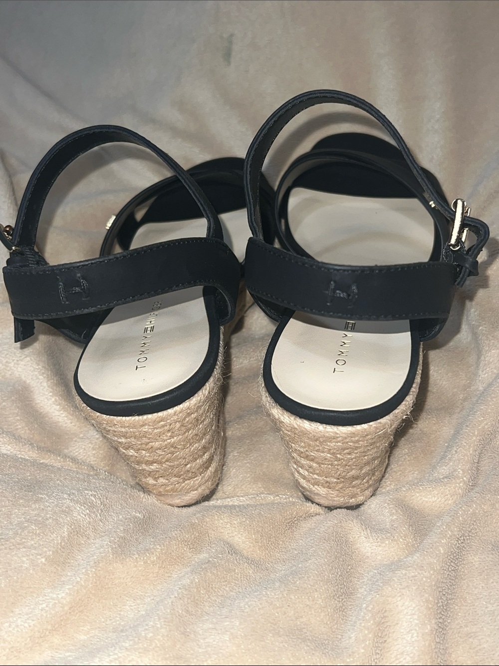 Tommy Hilfiger women’s black wedge Gallie sandal- size 9- stylish and classic - Picture 3 of 6